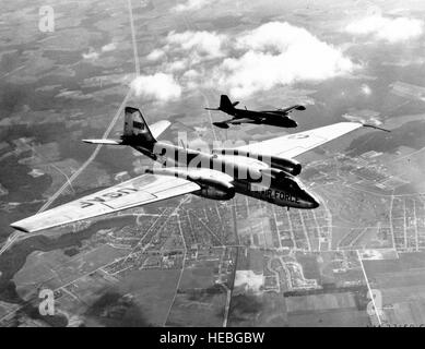 ERSTE Ansicht der USAF RB - 57D--Tactical Air Command B-57 Bomber (schwarze Ebene in dieser Formation) gleitet in Position auf dem Flügel des Strategic Air Command Schwester Schiff, die breiter geflügelten RB - 57D. Die RB - 57D wurde streng als Höhenlage Aufklärung Plattform gebaut. Stockfoto