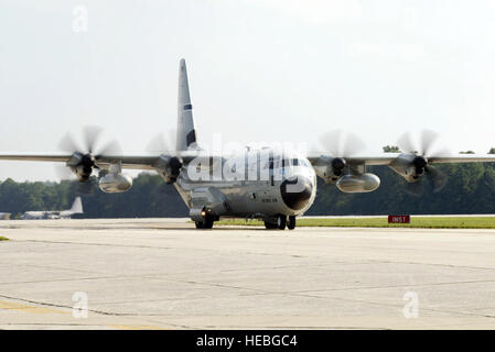 DOBBINS AIR RESERVE BASE, Georgia--Hurrikan-Jäger aus der Air Force Reserve 53. Wetter Reconnaissance Squadron landen ihre WC-130J Hercules hier nach einem Flug auf Hurrikan Rita zu überprüfen.  Der Flieger auf dem Sturm unter anderem Luftdruck, Temperatur, Luftfeuchtigkeit, Luftdruck, Windgeschwindigkeit und Richtung Informationen sammeln und senden es direkt an das nationale Hurrikan-Mitte.  Die Hurrikan-Jäger sind die einzige Department of Defense Organisation noch in tropische Stürme und Hurrikane fliegen, und das schon seit 1944.  (US Air Force Foto von Don Peek) Stockfoto