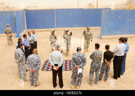 US-Soldaten aus dem 25. spezielle Truppen Bataillon Sicherheitsabteilung, 25. Infanterie-Division, Verhalten Waffen Einarbeitung Training mit irakischen Polizisten, von Al Sequor Polizeistation in Al Sequor, Irak, 14 Juli. Stockfoto
