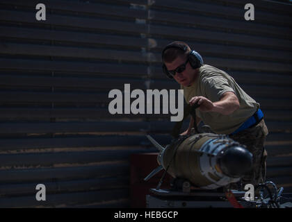 Technische SGT Joseph McCullough, 455. Expeditionary Aircraft Maintenance Squadron Waffen Betreuer Riemen nach unten eine GBU (Guided Bomb Unit)-54 eine Munition Loader bei Bagram Airfield, Afghanistan, 7. Juni 2016. 455. EAMXS Waffen Flug Laden f-16 s mit offensiven und defensiven Sprengkörper, verschiedenen Air tasking Aufträge zu unterstützen. (Foto: U.S. Air Force Senior Airman Justyn M. Freeman) Stockfoto