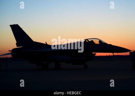 Eine F - 16CM Fighting Falcon auf der Flightline an Shaw Air Force Base, S.C., 22. März 2016. Während der Betriebsbereitschaft Übung Wiesel Sieg 16 / 08, Mitglieder des Team Shaw rund um die Uhr gearbeitet um sicherzustellen, dass sie bereit sind, für jeden Notfall sie auftreten während bereitgestellt. (Foto: U.S. Air Force Airman 1st Class Kelsey Tucker) Stockfoto