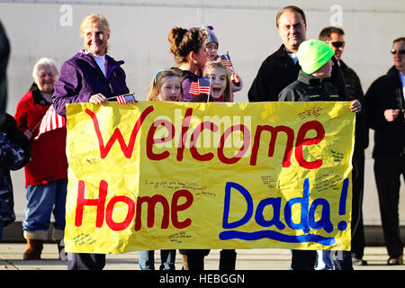 Familie und Freunde versammeln sich hinter Hangar 18 auf gemeinsamer Basis Elmendorf-Richardson Willkommen Zuhause dreißig Bürger-Flieger von der Alaska Air National Guard 176. Flügel Okt. 17. Die Gardisten nach Afghanistan Mai dieses Jahres zur Unterstützung der Bekämpfung Such- und Rettungsaktionen eingesetzt. Stockfoto