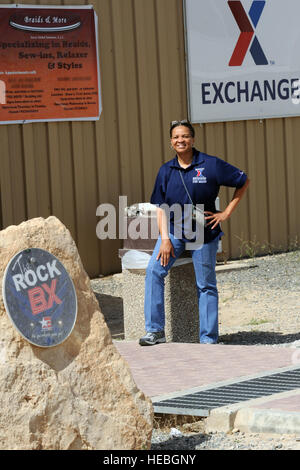 Posieren Sie Daphany Horne, Storemanager bei der Army und Air Force Exchange Service in der 386th Air Expeditionary Wing vor den Austausch 19. März 2013. Horne ist seit über 22 Jahren für AAFES tätig und ist auf halbem Weg durch ihren ersten Einsatz nach Südwesten Asien. (Foto: U.S. Air Force Senior Master Sergeant George Thompson) Stockfoto