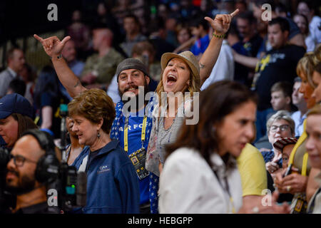 Fans jubeln beim Goldmedaillenspiel der Rollstuhl-Basketball-Spiele 2016 in den USA gegen Dänemark bei den Invictus Games, ESPN Wide World of Sports Complex, Walt Disney World, Orlando, Florida, 11. Mai, 2016. die USA gewannen 28-19 Gold, Dänemark Silber und Großbritannien besiegte Australien um Bronze. Die Spiele zeigen die sportlichen Fähigkeiten von verwundeten, kranken und verletzten Servicemitarbeitern in einem internationalen Wettbewerbsumfeld. Stockfoto