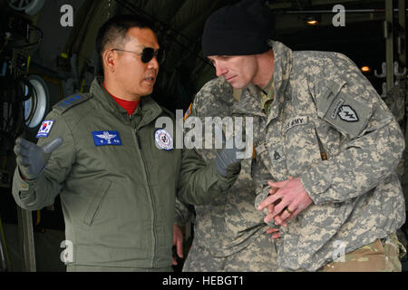 Flieger aus der Republic of Korea Air Force sprechen mit Soldaten aus der 4th Infantry Brigade Combat Team (Airborne), 25. Infanterie-Division, U.S. Army Alaska, während rote Fahne Alaska 17-1 auf gemeinsamer Basis Elmendorf-Richardson, Alaska, 19. Oktober 2016 für einen Sprung vorzubereiten. Rot-Flagge Alaska 17-1 bietet gemeinsame offensive gegen Luft, Verbot, Luftnahunterstützung und große Kraft Beschäftigung Ausbildung in einer simulierten Umgebung bekämpfen. (US  Air Force Foto von Airman 1st Class Valerie Monroy) Stockfoto