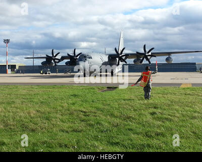 Flieger 1. Klasse Sebastian Schmidt, 352. spezielle Operationen Wartung Geschwader MC-130 Crewchief, Marschälle eine MC-130J Commando II an RAF Mildenhall, England, 26. Oktober 2013. Als Vorsichtsmaßnahme für Schlechtwetter waren MC-130 s aus der 352. Special Operations Group vorübergehend an einem Ort in Europa am 26. Oktober 2013 verlegt. Die restlichen 352. SOG Flugzeuge wurden während des Sturms Tod in Hagars gelegt. Schmidt stammt aus Wichita Falls, Texas. (Foto: U.S. Air Force Chief Master Sgt. William Markham) Stockfoto