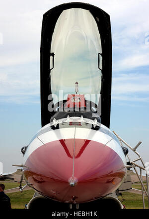 Vor dem Wings of Freedom Open House im September 2014 wartet ein Thunderbird-Flugzeug der U.S. Air Force auf die Inspektion nach dem Flug auf der Fluglinie und führt Manöver wie Delta Burst, Arrowhead Loop und Cross Over Break aus. Stockfoto