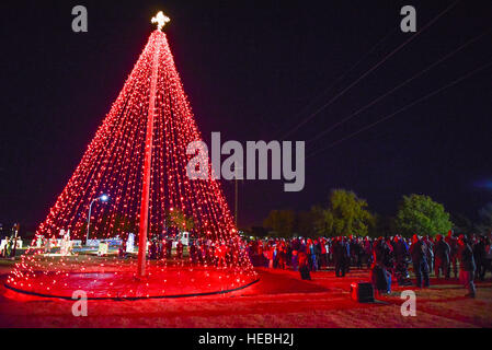 Flieger und Familien von Sheppard Air Force Base, Texas, versammeln sich um den Weihnachtsbaum nur nach Major General Patrick Doherty, 82. Training Wing Commander und Chief Master Sgt. Joseph Pritchard, 82. TRW Befehl Chef, den Baum während der jährlichen Baum Beleuchtungszeremonie, 1. Dezember 2016 beleuchtet. Jedes Jahr im Dezember, leuchtet Sheppard einen Gedenken Baum im Sinne der Vielfalt und die Feiertage zu feiern. (Foto: U.S. Air Force Senior Airman Kyle E. Gese) Stockfoto