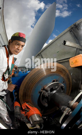 Damien Cuello führt eine Funktionskontrolle der eine rotierende 900kW Wind Turbine Bremsscheibe am 45. Operations Group Detachment 2, Aufstieg Hilfs Flugplatz, Süd-Atlantik. Macht Haus Operator/mechanische verbinden steht am Steuer als eines der drei, etwa 80-Fuß, klingen vorbei in den Hintergrund. Cuello ist ein Computer Sciences Raytheon Vertrag zuordnen, für die Instandhaltung für die 6-Wind-Turbine-Anlage. Die Windenergieanlagen arbeitet parallel mit geringer Belastung Diesel-Generatoren antreiben des Flugplatzes, Space Command Stätten und Einrichtungen und eine Königliche Luftwaffe Flugplatz f Stockfoto