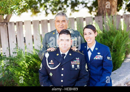 Im Ruhestand US Army Staff Sgt Theodore Montoya, zurück, Staff Sgt Frankie Al Montoya, Front, 43. Sustainment Brigade 68. bekämpfen Sustainment Support Battalion 32nd Transportunternehmen LKW-Meister und US Air Force Senior Airman Marcia A. Montoya, Recht, 4. Sicherheit Kräfte Squadron Verteidiger posieren für ein Porträt. Die Familie Montoya hat Generation von Familienmitgliedern zu den Streitkräften der Vereinigten Staaten gesehen. "Um zu sehen, diese drei Namensbänder aufgereiht war einer meiner stolzesten Momente", sagte Marcia Montoya. (Höflichkeit Foto) Stockfoto