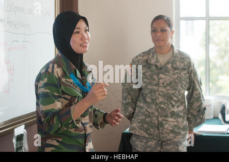 Malaysische Armee CPL. Natasya Nazar, 2. medizinische Abteilung Rettungssanitäter und Soldaten der Nationalgarde Hawaii weisen kambodschanische Armee Soldaten während der medizinischen Ausbildung im Rahmen der Übung Keris Aman 2015 im Segenting Camp, Aug. 18, in Port Dickson, Malaysia. Laut der offiziellen Webseite von UN-Friedenssicherung wie Friedenssicherung entwickelt hat, um einen breiteren humanitären Ansatz umfassen werden Frauen immer Teil der Friedensmission viele Funktionen einschließlich der Fähigkeit zur Interaktion mit Frauen in den Gesellschaften, wo Frauen verboten, im Gespräch mit Männern. Keris Aman ist der lar Stockfoto