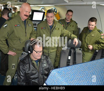 Generalleutnant Mike Hood, Kommandant von der Royal Canadian Air Force, sitzt, hört eine Aufnahme einer letzten Mission durchgeführt von Mitgliedern der 552nd Air Control Wing bei einem Rundgang durch eine e-3 "Sentry" Airborne Warning and Control System Block 40/45 Flugzeuge am 3. Februar um Tinker Air Force Base. Über die allgemeine Schulter schaut und Teilnahme an e-3 static Display sind von links, Generalmajor Gordon Lemon, Befehlshaber der Besatzung; Lieutenant Colonel Donald Saunders, 552nd ACW kanadische Abteilung Kommandant; Captain Andrew Baier, zerstreute Überwachung Offizier; und Captain Anthony Snow, Seniorchef. General Hood, Stockfoto