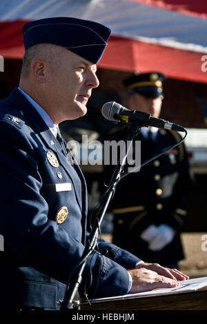 BUCKLEY AIR FORCE BASE, Colorado - Oberst Daniel Dant, 460. Space Wing Commander, spricht im Gedenken an 9/11 Angriffe 8. August 2011. Im Hintergrund ist eine Lieferung von Stahl Stücke des World Trade Centers. Die Stücke, geliefert von der Port Authority of New York und New Jersey, finden den Weg zu verschiedenen Gedenkstätten im Großraum Denver. (Foto: U.S. Air Force Staff Sgt Kathrine McDowell) Stockfoto