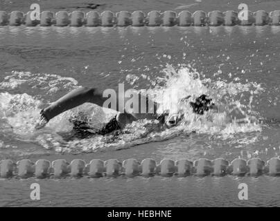 160507-F-WU507-004: Army Staff Sgt Randi Gavell (i.r.), Team USA, Kräfte durch ein olympischer Größe Pool während einer schwimmen Hitze, in denen sie zweiten nahm Platz mit einer Zeit von 35:41 Sekunden im Vorlauf ein Schwimmen bei den ESPN Wide World of Sports complex in Walt Disney World, Orlando, Florida, 7. Mai 2016.  Schwimmen heizt Finale statt findet am 11. Mai. Fünfzehn Länder konkurrieren in den Spielen 2016 Invictus und gibt es 108 Medaillen in der Schwimmwettkampf verdient werden. (US Air Force Foto von Senior Master Sergeant Kevin Wallace/freigegeben) Stockfoto