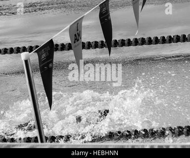 160507-F-WU507-011: Armee Sgt. 1. Klasse Michael McPhall, Team USA, ruht Pool-Seite nach einem Schwimmen Hitze, er dritten Platz mit einer Zeit von 38:57 Sekunden im Vorlauf ein Schwimmen bei den ESPN Wide World of Sports complex in Walt Disney World, Orlando, Florida, 7. Mai 2016 übernahm.  Schwimmen heizt Finale statt findet am 11. Mai. Fünfzehn Länder konkurrieren in den Spielen 2016 Invictus und gibt es 108 Medaillen in der Schwimmwettkampf verdient werden. (US Air Force Foto von Senior Master Sergeant Kevin Wallace/freigegeben) Stockfoto