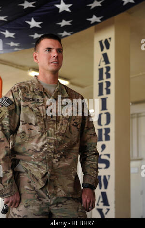 US Army 1st Lt. Joshua Pitcher, ein Fallschirmjäger bei der 82. US-Luftlandedivision besucht Craig Joint Theater Krankenhaus hier als seine zweite Bereitstellung lassen ausklingen. Im Jahr 2012, bei seinem ersten Einsatz Krug wurde durch eine Explosion außerhalb Kandahar verwundet, und Ärzte sein linke Bein unterhalb des Knies amputiert. Krug, die Teil der seine medizinische Erstbehandlung bei Craig Joint Theater Hospital erhalten. Er machte eine vollständige Genesung und im Jahr 2013 als Zugführer bereitgestellt. Reisen in Erwartung, besucht Krug das Krankenhaus mit medizinischer Leistungserbringer über seine Erfahrungen sprechen. (U.S. Air Force Photo von Generalmajor Brandon Stockfoto