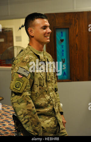 US Army 1st Lt. Joshua Pitcher, ein Fallschirmjäger bei der 82. US-Luftlandedivision besucht Craig Joint Theater Krankenhaus hier als seine zweite Bereitstellung lassen ausklingen. Im Jahr 2012, bei seinem ersten Einsatz Krug wurde durch eine Explosion außerhalb Kandahar verwundet, und Ärzte sein linke Bein unterhalb des Knies amputiert. Krug, die Teil der seine medizinische Erstbehandlung bei Craig Joint Theater Hospital erhalten. Er machte eine vollständige Genesung und im Jahr 2013 als Zugführer bereitgestellt. Reisen in Erwartung, besucht Krug das Krankenhaus mit medizinischer Leistungserbringer über seine Erfahrungen sprechen. (U.S. Air Force Photo von Generalmajor Brandon Stockfoto