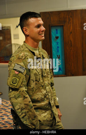 US Army 1st Lt. Joshua Pitcher, ein Fallschirmjäger bei der 82. US-Luftlandedivision besucht Craig Joint Theater Krankenhaus hier als seine zweite Bereitstellung lassen ausklingen. Im Jahr 2012, bei seinem ersten Einsatz Krug wurde durch eine Explosion außerhalb Kandahar verwundet, und Ärzte sein linke Bein unterhalb des Knies amputiert. Krug, die Teil der seine medizinische Erstbehandlung bei Craig Joint Theater Hospital erhalten. Er machte eine vollständige Genesung und im Jahr 2013 als Zugführer bereitgestellt. Reisen in Erwartung, besucht Krug das Krankenhaus mit medizinischer Leistungserbringer über seine Erfahrungen sprechen. (U.S. Air Force Photo von Generalmajor Brandon Stockfoto