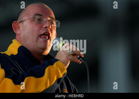 Ronan Tynan eine irische Tennor singt Amazing Grace während eines United Service Organisationen (USO) Urlaub-Show für die Gemeinschaft der Aviano Air Base, Italien, 22. Dezember 2007 statt.  Marine Admiral Michael G. Mullen, Vorsitzender der Joint Chiefs Of Staff, angekommen in Aviano Entertainer und prominente Robin Williams, Lewis Black, Kid Rock, Lance Armstrong, Rachel Smith, die amtierende Miss USA und Ronan Tynan eine irische Tennor auf der Vorsitzende USO Holiday Tour bringen.  (Foto: U.S. Air Force Staff Sgt Michael R. Holzwor th) (Freigegeben) Stockfoto