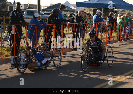 Luftwaffe Athlet August O'niell (links) und Sarah Evans beginnen ein Radrennen in Fort Carson, Colorado, 29. September 2014. Die Krieger Spiele besteht aus Athleten aus in das Department Of Defense, die im Paralympischen Stil Events für ihre jeweiligen militärischen Zweig. Das Ziel der Spiele ist, markieren Sie das unbegrenzte Potenzial der Krieger durch Leistungssport zu helfen. (US Air Force Foto Tim Chacon) Stockfoto