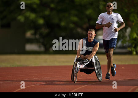 Im Ruhestand US Navy Petty Officer 3rd Class Nathan DeWalt (links) und US Navy Petty Officer 3rd Class Angelo Anderson (rechts) laufen eine Aufwärmrunde um Earhart Feld vor dem 14. November 2012, Track &amp; Field Praxis vor dem Wettbewerb in die ersten Verwundeten Krieger Pacific Versuche auf gemeinsamer Basis Pearl Harbor-Hickam, Honolulu, Hawaii. Verwundeten, Kranken und verletzten Seeleute und Küste Gardist vom ganzen Land gehen auf 2013 Krieger Spiele Marine-Coast Guard Team im Bogenschießen, Radfahren, Leichtathletik, schießen, sitzen Volleyball, Schwimmen und Rollstuhl-Basketball für einen der 35 Plätze. ( Stockfoto