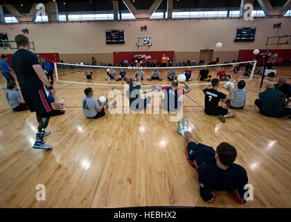 Mitglieder der US-Armee verwundete Krieger sitzen Volleyball Team Praktiken mit Mitgliedern des britischen Verwundeten Krieger-Teams während der 2015 U.S. Air Force Trials auf der Nellis Air Force Base in Nevada, 27. Februar 2015. Teilnehmer in den Studien werden konkurrieren im Rollstuhl-Basketball, Rollstuhl-Rugby, sitzen Volleyball, Schwimmen, Leichtathletik, Luft-Pistole und Gewehr, schießen, Bogenschießen und Radsport. (Foto: U.S. Air Force Staff Sgt Siuta B. Ika) Stockfoto