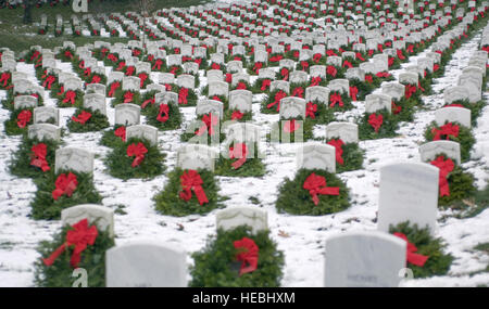 051215-F-3050V-029 Tausender Weihnachtskränze sind gegen Grabsteine in Abschnitt 27 auf dem Nationalfriedhof Arlington in Arlington, Virginia, am 15. Dezember 2005 eingebettet.  Hunderte von Freiwilligen in Arlington versammelt mehr als fünftausend platzieren gespendet Weihnachtskränze auf Kopf Steinen auf dem Friedhof.  Die 14. Kranz Verlegung Jahresveranstaltung resultiert aus Worcester Kranz Firmeninhaber Morrill Worcesters Kindheit Traum von etwas tun, um die zu Ehren gelegt, um Ruhe in die Staatsangehörig-Kirchhof.  DoD-Foto von Master Sgt. Jim Varhegyi, US Air Force.  (Freigegeben) Stockfoto