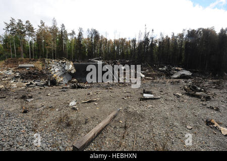 GEMEINSAME Basis ELMENDORF-RICHARDSON, Alaska – das Wrack von einem 3. Flügel c-17 Globemaster III, ein Frachtflugzeug, das kurz nach dem Start um ca. 18:14 (Alaska-Zeit) während einer lokalen Trainingsmission 28. Juli 2010 stürzte.   Die vier Besatzungsmitglieder an Bord starben bei dem Absturz; Michael Freyholtz und Aaron Malone, Piloten, der Alaska Air National Guard 249. Airlift Squadron, Capt Jeffrey Hill, ein Pilot, Elmendorfs 517th Luftbrücke Geschwader zugewiesen zugewiesen und Master Sgt. Thomas Cicardo, 249. Airlift Squadron Loadmaster-Majors.  Die Safety Investigation Board-Mitglieder wurden assi Stockfoto