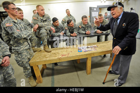 Veteranen des zweiten Weltkriegs Vincent Speranza, 88, von Auburn, Ill., erzählt seine Erlebnisse während des zweiten Weltkriegs bei einem Besuch mit Soldaten des 1st Battalion (Airborne), 501. Infanterie-Regiment, Teil der US-Armee Alaska 4. Infantry Brigade Combat Team (Airborne), 25. Infanterie-Division, am gemeinsamen Basis Elmendorf-Richardson, Alaska, 6 November im Kampf verwundet. Speranza, ein Kriegsveteran H Unternehmen, 501st Fallschirm-Infanterie-Regiment, dann Teil der 101st Airborne Division, kämpfte in Bastogne, wurde kurz nach der Ardennenoffensive im Kampf verwundet und wann die 101st Airborne Deactivat Stockfoto