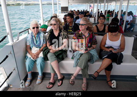 Kathryn L. Miles, dem zweiten Weltkrieg Frauen Airforce Service Pilot (Wespe) und ihre Töchter Beth Tillinghast und Anne Miles tour gemeinsame Basis Pearl Harbor-Hickam 6. Juni 2014, bei JBPHH, Hawaii. Wespen durchgeführt Nichtkampf-Missionen um männliche Piloten die Kriegsanstrengungen gegen Rollen ausfüllen zu ermöglichen. Mitglieder der 747th Kommunikation Geschwader Ehegatten Gruppe veranstaltete die Tour. (Foto: U.S. Air Force Staff Sgt Christopher Hubenthal) Stockfoto