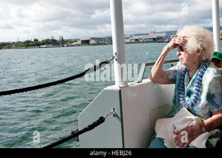 Kathryn L. Miles, dem zweiten Weltkrieg Frauen Airforce Service Pilot (Wespe), Touren gemeinsame Basis Pearl Harbor-Hickam 6. Juni 2014, bei JBPHH, Hawaii. Wespen durchgeführt Nichtkampf-Missionen um männliche Piloten die Kriegsanstrengungen gegen Rollen ausfüllen zu ermöglichen. Während der Tour war Meilen in der Lage, eine Vielzahl von Orten zu West Loch, USS Utah Memorial und dem Arizona Memorial gehören zu sehen. (Foto: U.S. Air Force Staff Sgt Christopher Hubenthal) Stockfoto