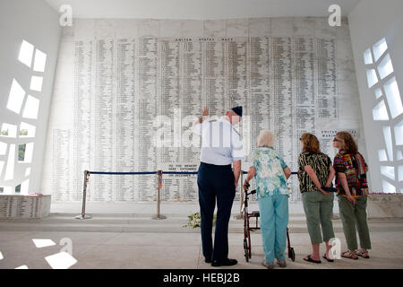 US Air Force Colonel David Kirkendall Touren 647th Air Base Gruppenkommandant und stellvertretender Kommandeur der gemeinsamen Basis Pearl Harbor-Hickam Arizona Memorial mit Kathryn L. Miles, dem zweiten Weltkrieg Frauen Airforce Service Pilot (Wespe) und ihre Töchter Beth Tillinghast und Anne Miles, 6. Juni 2014, bei JBPHH, Hawaii. Wespen durchgeführt Nichtkampf-Missionen um männliche Piloten die Kriegsanstrengungen gegen Rollen ausfüllen zu ermöglichen. Mitglieder der 747th Kommunikation Geschwader Ehegatten Gruppe veranstaltete die Tour. (Foto: U.S. Air Force Staff Sgt Christopher Hubenthal) Stockfoto