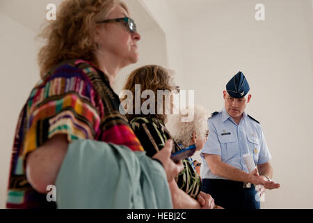 US Air Force Colonel David Kirkendall Touren 647th Air Base Gruppenkommandant und stellvertretender Kommandeur der gemeinsamen Basis Pearl Harbor-Hickam Arizona Memorial mit Kathryn L. Miles, dem zweiten Weltkrieg Frauen Airforce Service Pilot (Wespe) und ihre Töchter Beth Tillinghast und Anne Miles, 6. Juni 2014, bei JBPHH, Hawaii. Wespen durchgeführt Nichtkampf-Missionen um männliche Piloten die Kriegsanstrengungen gegen Rollen ausfüllen zu ermöglichen. Mitglieder der 747th Kommunikation Geschwader Ehegatten Gruppe veranstaltete die Tour. (Foto: U.S. Air Force Staff Sgt Christopher Hubenthal) Stockfoto