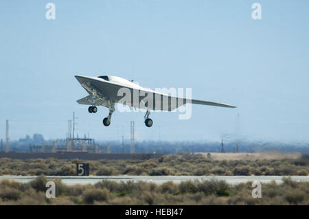 Ein Navy X-47 b Unmanned Combat Air Systemdemonstration Flugzeug hebt ab und fliegt zum ersten Mal 4. Februar 2011, auf der Edwards Air Force Base, Kalifornien Das Northrop Grumman gebaute Flugzeug flog während der Flugerprobung 29 Minuten lang. (U.S. Air Force Photo/Rob Densmore) Stockfoto