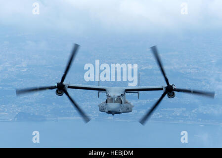 Ein MV-22 Osprey zugewiesene VMM-265, 1st Marine Aircraft Wing, 3rd Marine Expeditionary Force, trägt Hilfsgüter während eines gemeinsamen humanitäre Hilfe/Disaster Relief Trainings von Yokota Air Base, Japan, 31. August 2014 gestartet. Das Flugzeug seine Reichweite und Geschwindigkeit durch Reisen hin-und Rückfahrt von Yokota auf Oshima Insel in ca. einer Stunde angezeigt. Piloten und Marines führte die Übung zur Steigerung der gemeinsamen Interoperabilität und Krise Reaktionsmöglichkeiten im Falle einer Naturkatastrophe betroffen Menschen ausüben. (US Air Force Foto von 1st Lt. Jake Bailey/freigegeben) Stockfoto