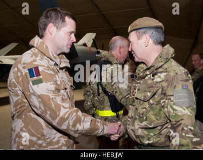Royal Air Force (RAF) General Nicholas Houghton, rechts, stellvertretender Chef der Verteidigung Mitarbeiter der britischen Streitkräfte, grüßt ein RAF-Mitglied während eines Besuchs der 62. Expeditionary Reconnaissance Squadron zugewiesen 23. Januar 2012, am Kandahar Flugplatz, Afghanistan. (Foto: U.S. Air Force SSgt David Carbajal/freigegeben) Stockfoto