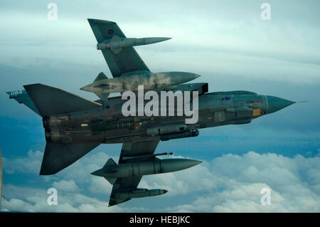 Eine britische Royal Air Force Tornado GR4 fliegt eine Mission in der Irakfrage 10. Februar 2009, zur Unterstützung der Operation TELIC, dem Vereinigten Königreich Namen für militärische Operationen im Irak. Das Flugzeug hatte gerade empfangenden Kraftstoff aus einem US-Luftwaffe KC-135 Stratotanker abgeschlossen. (Foto: U.S. Air Force von Staff Sgt. James L. Harper Jr.) Veröffentlicht Stockfoto