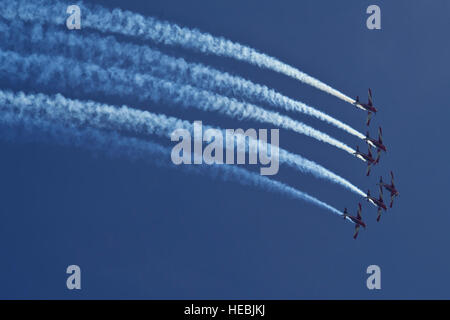 Die Royal Australian Air Force Roulettes, ein Team von Kunstflugzeugen der Elite-Formation, treten während der Singapore Airshow 2012 am 15. Februar 2012 in sechs Pilatus PC-9/A-Flugzeugen auf und demonstrieren Präzisionsflug- und Luftmanöver. Stockfoto