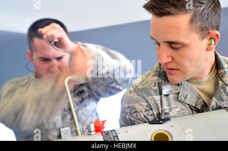 Senior Airman Jeffrey Salyer, 432. Aircraft Maintenance Squadron Waffen Last-Crew-Mitglied, hilft Staff Sgt Jason Sandlin, 432. AMXS Waffen Teamchef, montieren Sie eine inerte GBU-12 Paveway II lasergesteuerte Bomben auf eine MQ-9 Reaper während der 432. Wartung Gruppe laden Crew of the Year Wettbewerb 13. Februar 2015, Creech Air Force Base, Nevada 432. AMXS beteiligte sich an der Last Crew of the Year Wettbewerb durch Lochfraß Tiger Aircraft Maintenance Unit gegen Reaper AMU mit Reaper den Sieg. Junioren und Sandlin werden sowohl die Reaper AMU zugewiesen. (Foto: U.S. Air Force Airman 1st Cla Stockfoto