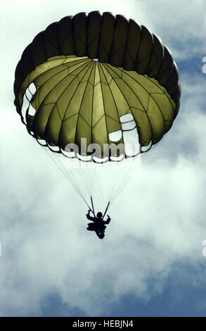 Eine Republik der Philippinen Marine Corps (PMC) Marine steigt unter seinem MC1-C Fallschirm nach dem Sprung aus einer uns Marine Corps (USMC) KC-130 Hercules Luft tanken und Fracht Flugzeug während der Teilnahme mit mehr als 5.000 US und philippinischen Streitkräfte ausüben BALIKATAN 2006, eine bilaterale Übung, die auf dem Gebiet vereint bekämpfen Ausbildung und humanitäre und politische Hilfsprogramme rund um Clark Air Feld (AF) , Pampanga, Philippinen (PHL). Stockfoto