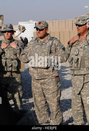 Mitglieder des Minnesota und Nevada National Guard, Teil von der NATO Training Mission-Afghanistan stationiert in Camp Mike Spann in Nordafghanistan, bieten Kommandeur Oberst Paul Calbos, Regional Support Command-North, eine Sicherheitseskorte zu einer Chimtal Polizeiwache 14 November. Calbos traf sich mit der Afghanischen Nationalpolizei Kommandant der Station, Modernisierung der Anlage und damit zusammenhängende Fragen zu diskutieren. Stockfoto