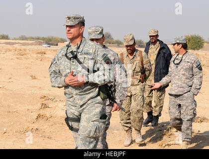 Mitglieder des Minnesota und Nevada National Guard, Teil von der NATO Training Mission-Afghanistan stationiert in Camp Mike Spann in Nordafghanistan, bieten Kommandeur Oberst Paul Calbos, Regional Support Command-North, eine Sicherheitseskorte zu einer Chimtal Polizeiwache 14 November. Calbos traf sich mit der Afghanischen Nationalpolizei Kommandant der Station, Modernisierung der Anlage und damit zusammenhängende Fragen zu diskutieren. Stockfoto