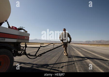 Staff Sgt Trevor Loken, 577th Expeditionary Prime Basis Ingenieur Emergency Force Squadron, richtet eine Werkzeug-Katze für Gummientfernung auf einer Landebahn auf Forward Operating Base Schaft, Provinz Logar, Afghanistan, 5. Juni 2013. Loken, hagelnd von Ramsey, Minn., ist ein Wasser-Dienstprogramme-Wartungstechniker von Beruf. (U.S. Air Force Photo/Master Sergeant Ben Bloker) Stockfoto