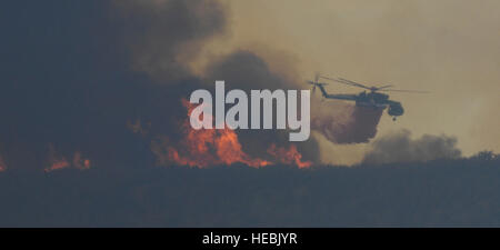 SANTA MARIA, Kalifornien--wie das anhaltende La Brea Wildfire Verbrennungen, fliegt ein Ericcson Skycrane in der Nähe der Flamme retardent das brennende Feuer hier 14. August langsam fallen. Vandenberg Feuerwehrleute reagierten auf das Feuer zur Unterstützung der Feuerwehren aus rund um den US-Bundesstaat Kalifornien. (U.S. Air Force Photo/Airman 1st Class Andrew Lee) Stockfoto