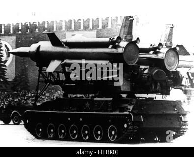 Eine linke Seitenansicht einer fahrzeugseitigen sowjetische SA-4 Ganef Boden-Luft-Rakete. Stockfoto