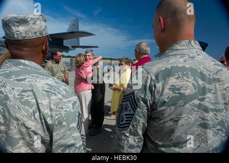 Air Force Chief Of Staff General Norton Schwartz feiert mit Freunden nach 'Schlauch sein,' 12. Juli 2012, am Hurlburt Field, Florida, nach seinem letzten Flug als Offizier Aktivaufgabe auf einer MC-130E Combat Talon ich. Die MC-130E Combat Talon, die, den ich Crew, durchgeführt einen lokalen Ausbildung Ausfall während der Mission. Es diente auch als Schwartz 'Fini Flug' in der Air Force. Stockfoto