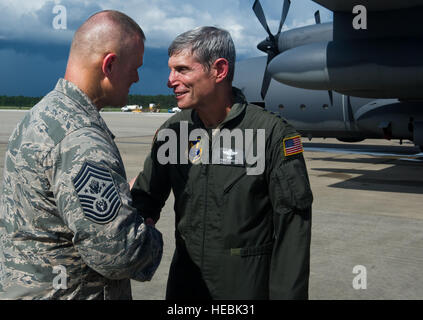 Air Force Chief Of Staff General Norton Schwartz schüttelt die Hand von der Air Force James Roy, mit Chief Master Sgt. 12. Juli 2012, am Hurlburt Field, Florida, nach seinem letzten Flug als Offizier Aktivaufgabe auf einer MC-130E Combat Talon ich. Die MC-130E Combat Talon, die, den ich Crew, durchgeführt einen lokalen Ausbildung Ausfall während der Mission. Es diente auch als Schwartz 'Fini Flug' in der Air Force. Stockfoto