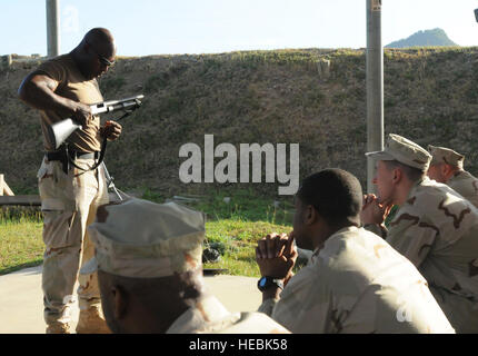 GUANTANAMO BAY auf Kuba – Petty Officer 1st Class Errol Cummings vom Matrosen auf die einwandfreie Funktion des 12-Schrotflinte während einem Schießplatz trainieren Sie im Windward Range, Dez. 17 Marine Expeditionary Guard Battalion (NEGB)-Slip. NEGB bietet einen Teil der Wache Kraft innen Joint Task Force Guantanamo Haftanstalten. JTF Guantanamo bietet sichere, humane, legale, transparente Pflege und Obhut der Gefangenen, einschließlich der Militärkommission und die verurteilten freigegeben von einem Gericht angeordnete. JTF führt Intelligenzansammlung, Analyse und Verbreitung für die Schutz-o Stockfoto