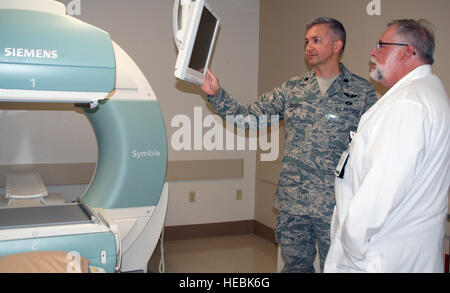 Untersuchen Sie Oberstleutnant Anthony Terreri, Military Medical Center San Antonio Radiologe und Patrick O'Brien, Nuklearmedizin Service Supervisor, Bilder auf dem Computerbildschirm von der Gamma-Kamera in der Klinik und Poliklinik für Nuklearmedizin. Stockfoto