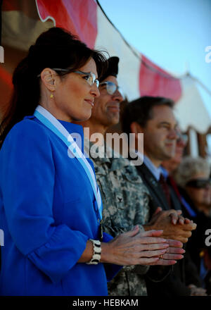 Alaskas Gouverneurin Sarah Palin applaudiert für die 1st Stryker Brigade Combat Team, 25. Infanterie-Division in ihrer Bereitstellung Zeremonie 10. September 2008. Gov Palins Sohn ist einer der Soldaten bereitstellen. (Foto: U.S. Air Force Airman 1st Class Willard E. Grande) Stockfoto